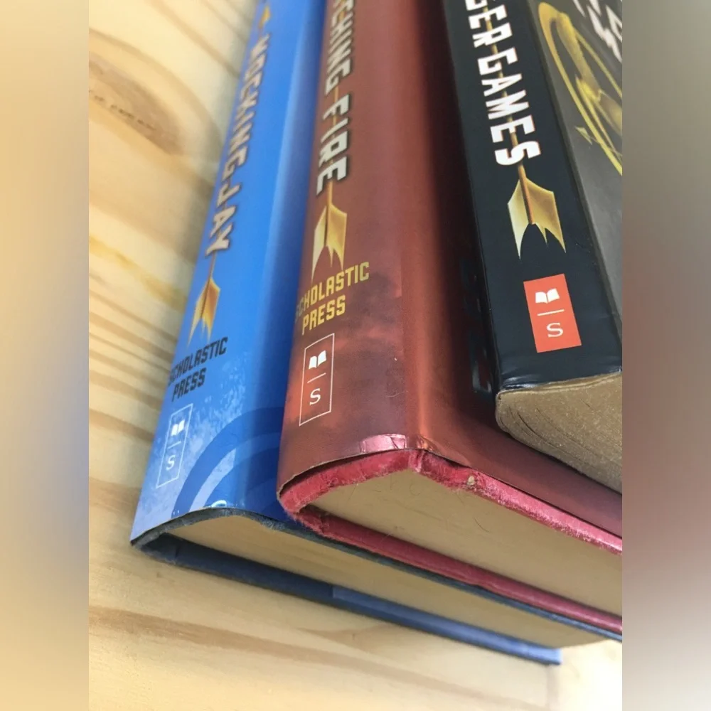 Hunger Games Trilology Books - Hunger Games, Catching Fire, & Mockingjay Collins